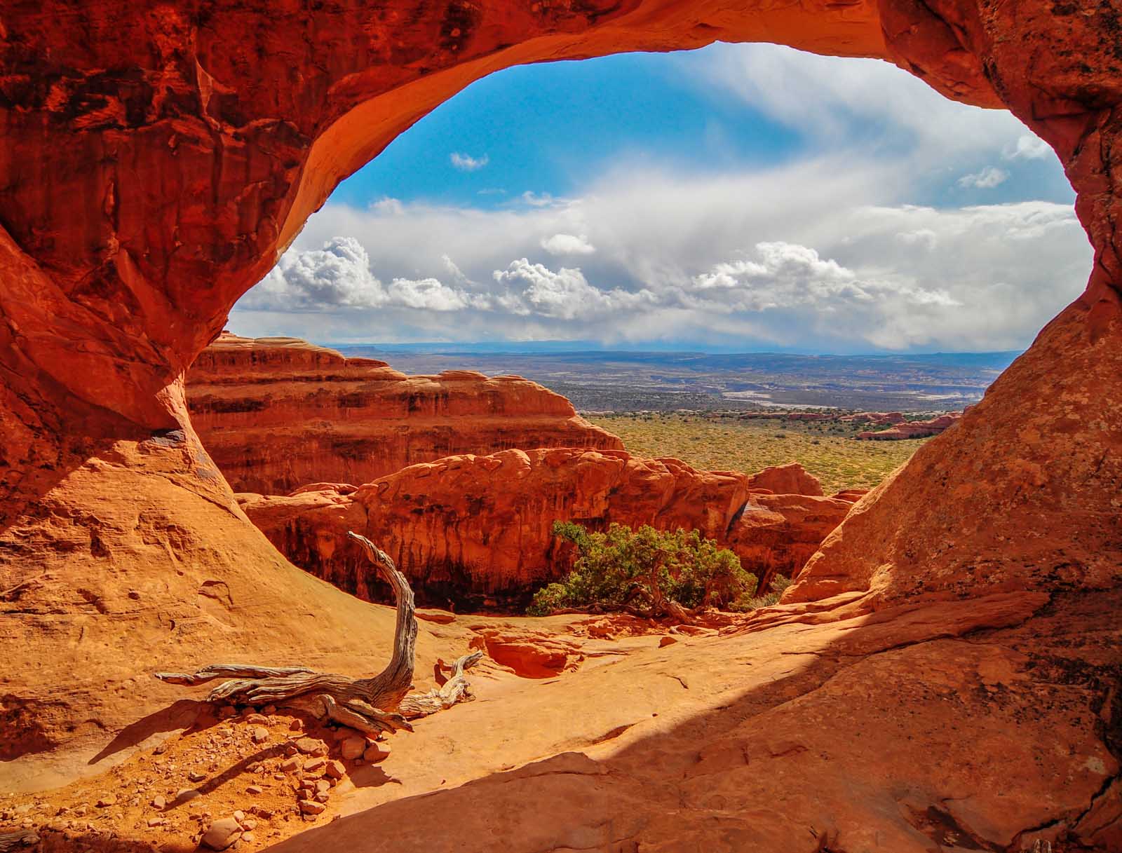 Windows Loop Trail in Arches National Park with North and South Window arches
