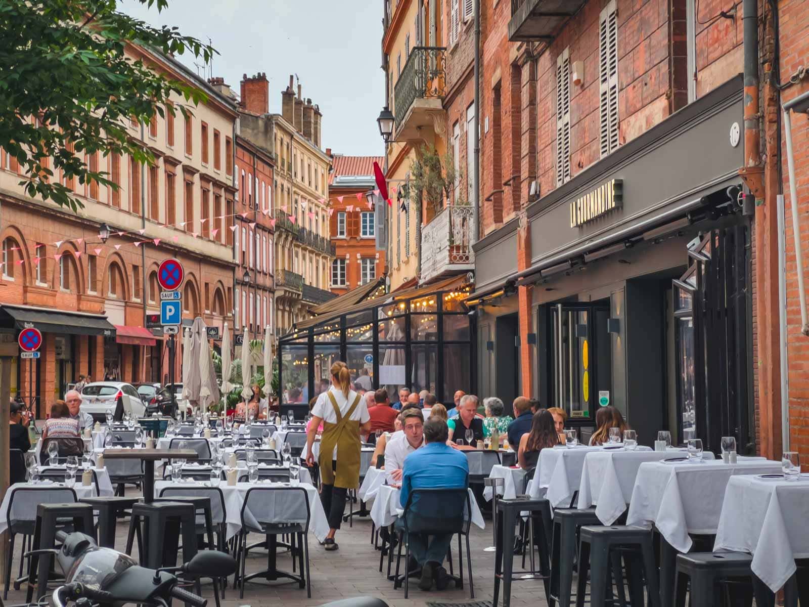 A quaint Bistro in Toulouse serving French food.