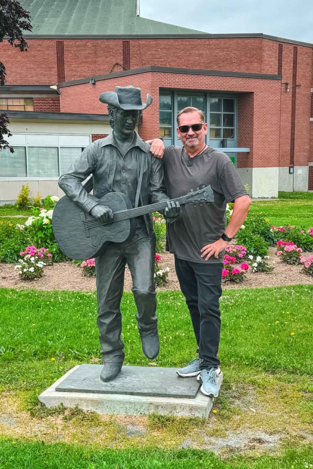 Statue of Stompin’ Tom Connors in Sudbury park beside the Townhouse Tavern