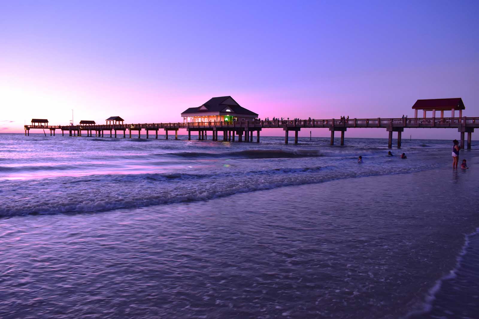 White sandy beach and calm turquoise water in St. Pete–Clearwater on a sunny fall day