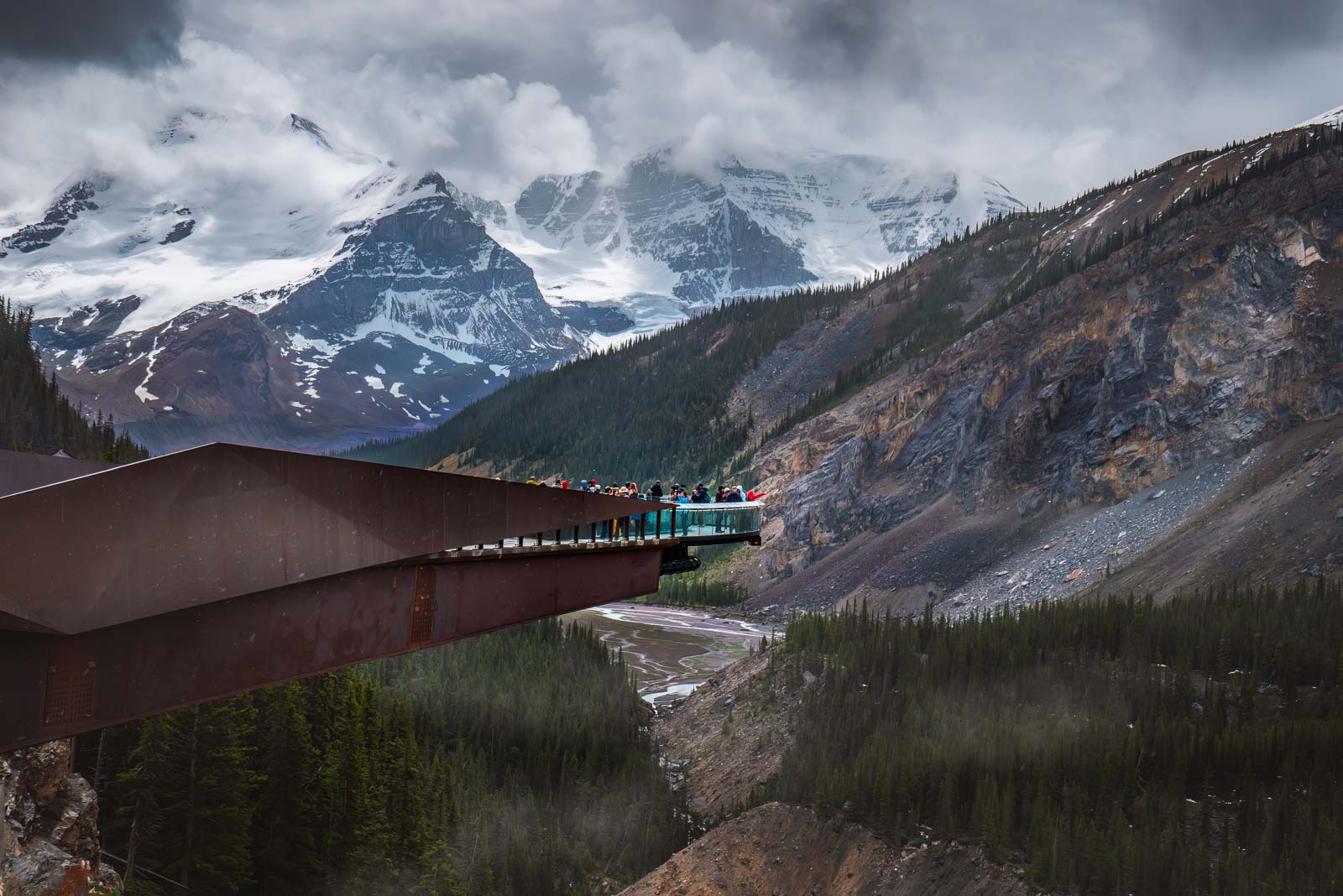Looking at the Columbia Icefield Skywalk to the Sunwapta Valley, 280 metres below.